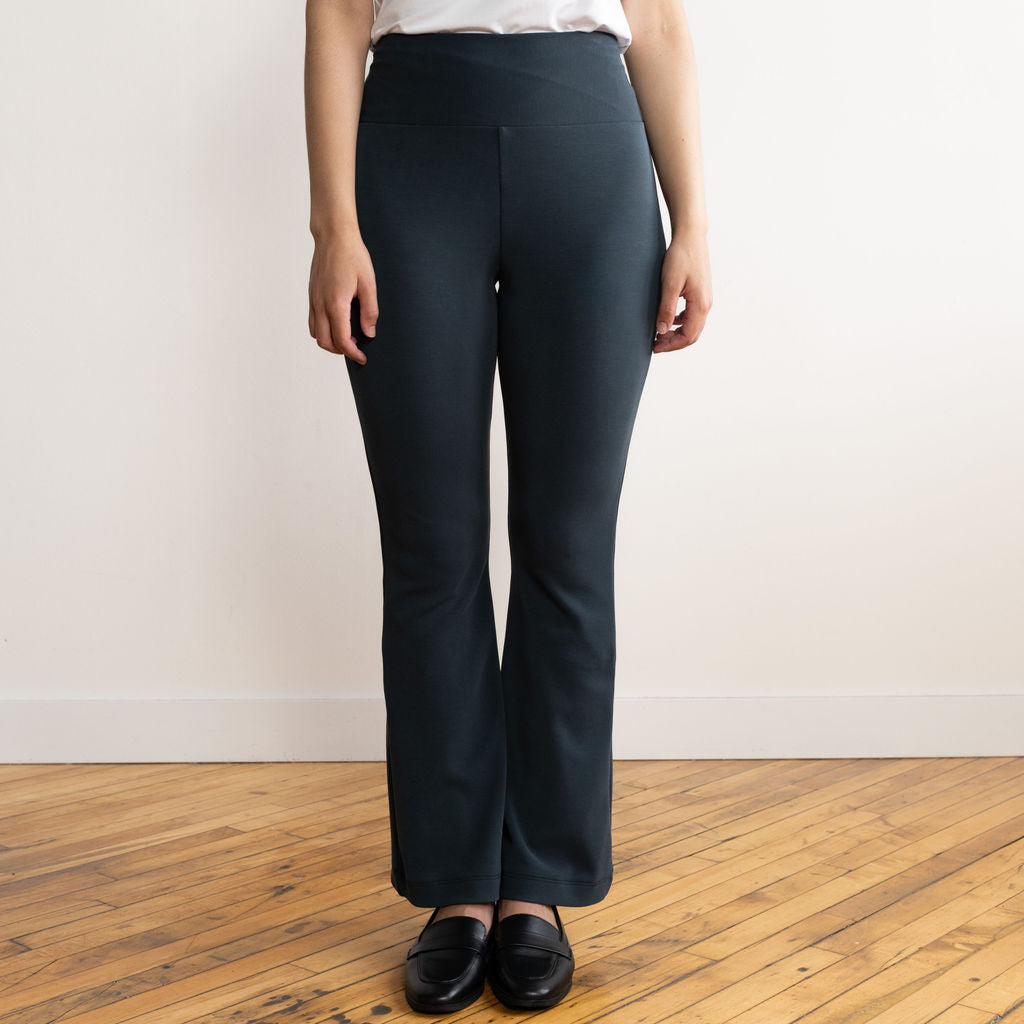 Form Fit Flare Yoga Pant in Blue Jeans